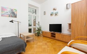 Downtown Studio Apartment By The Park By Noclegi Renters